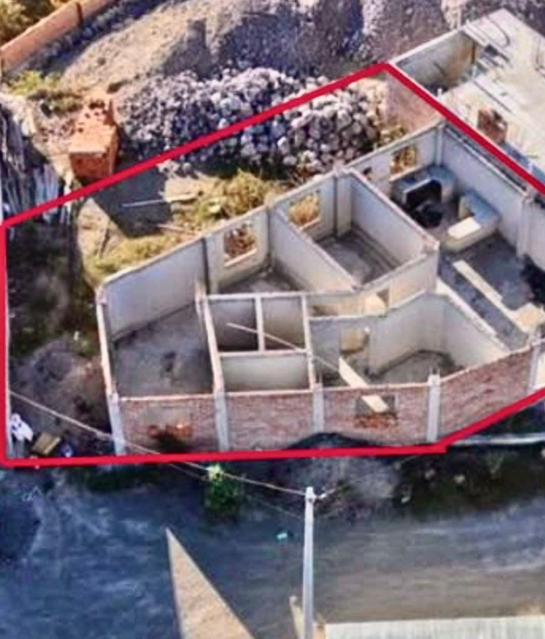 Foto de terreno en venta con obra gris a media cuadra de la vía a Guano, en el sector de las gasolineras, más arriba de la capilla, una zona de fácil acceso y con gran proyección de crecimiento.