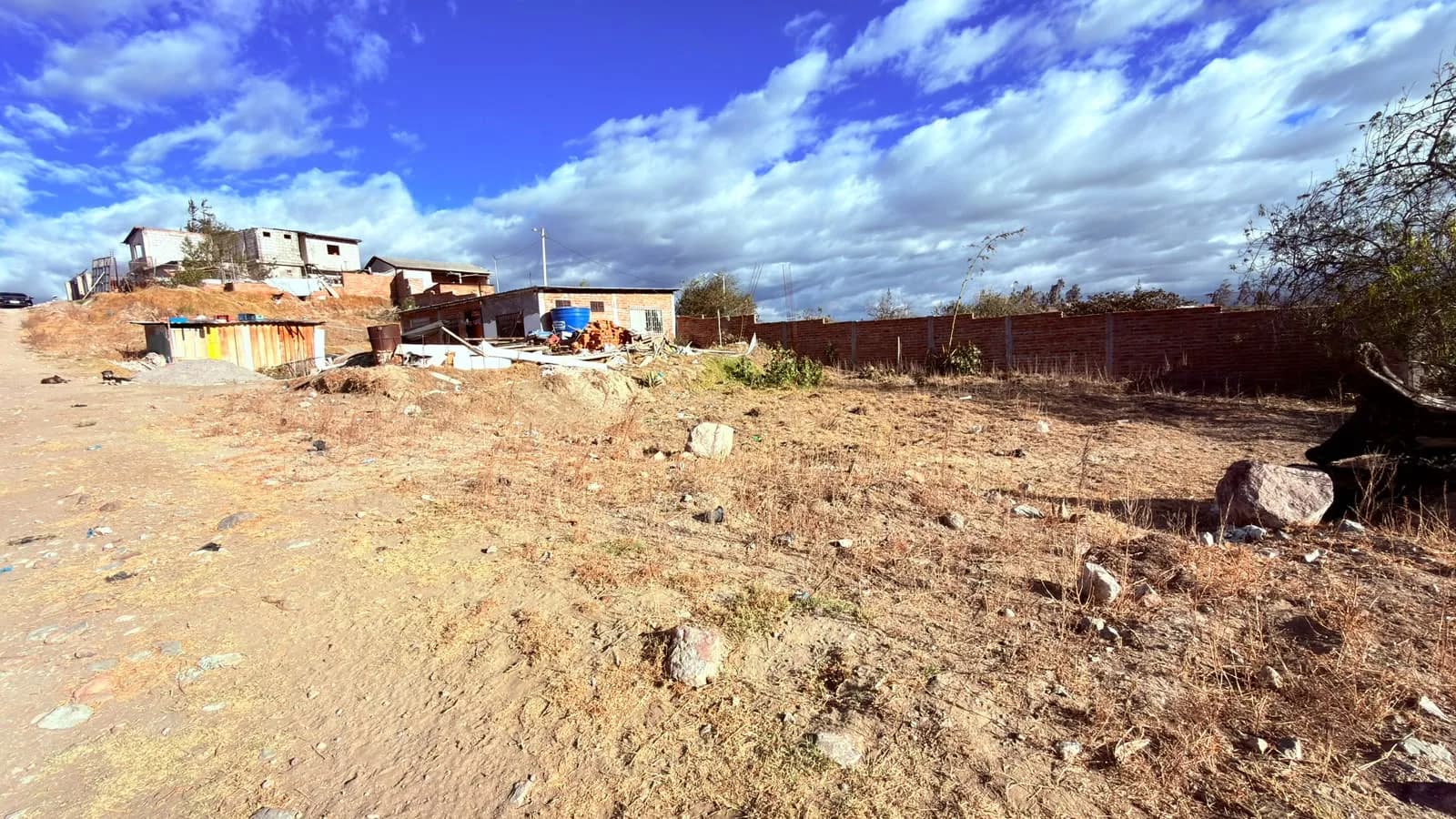 Foto de TERRENO ESQUINERO DE 277 M EN VENTAPOR EL VALLE DORADO PERTENECE A GUANO
